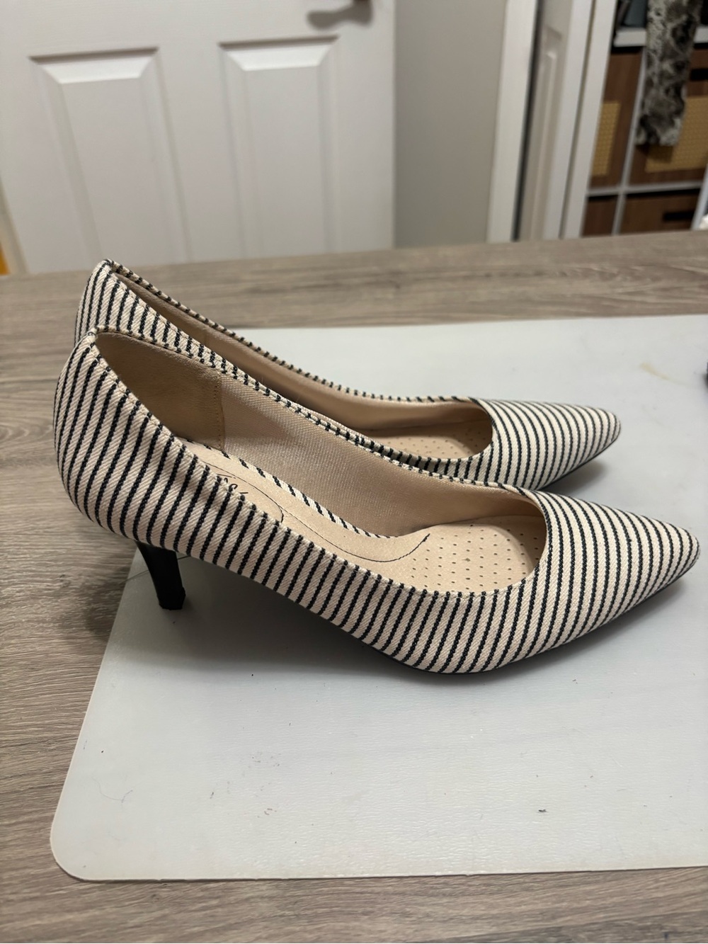 Life Stride Cream and Black Striped Pointed Toe Heels - Picture 4 of 7